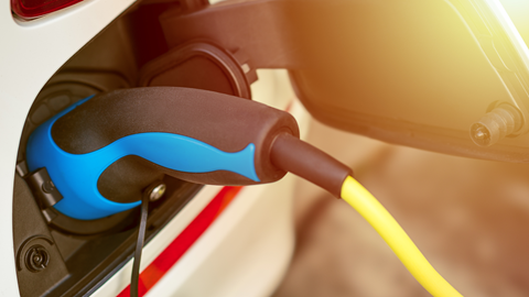 Une voiture électrique en cours de recharge